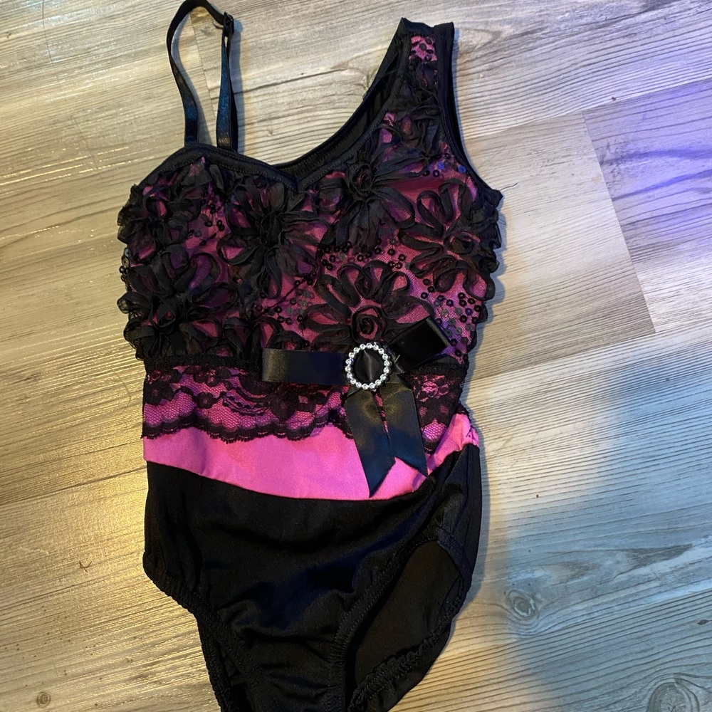 Girls  Ballet/dance leotard. Pink and black size 4/5 xs